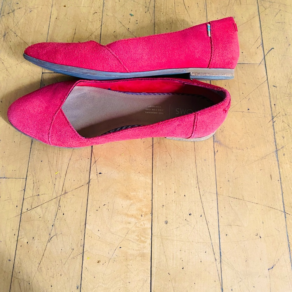 Toms red Flats. Size 8😃